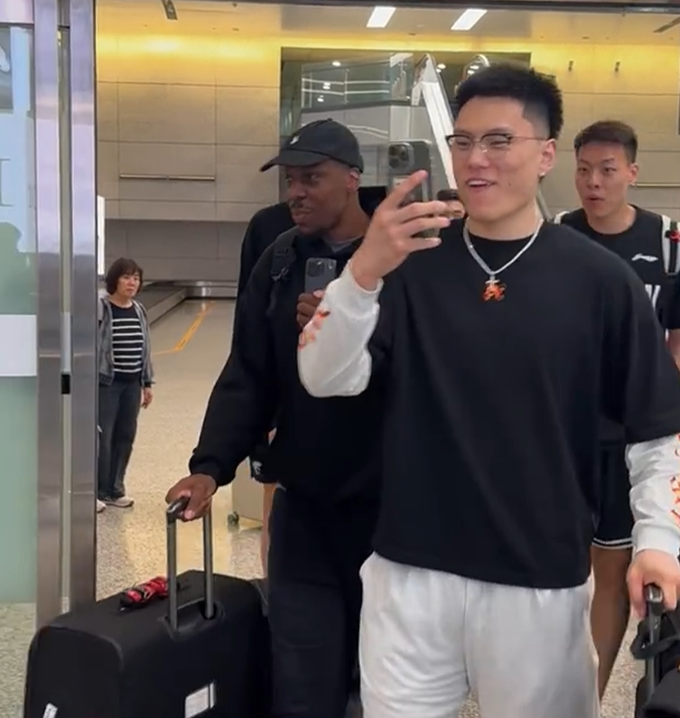 B体育赛事资讯-上海男篮抵沪！众人接机，李弘权开心，卢伟洛夫顿淡定，白边圈粉